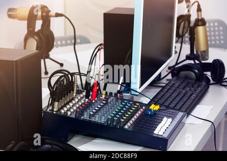 Mikrofon und Mischtisch, Ton, Studio Hintergrund Stockfoto