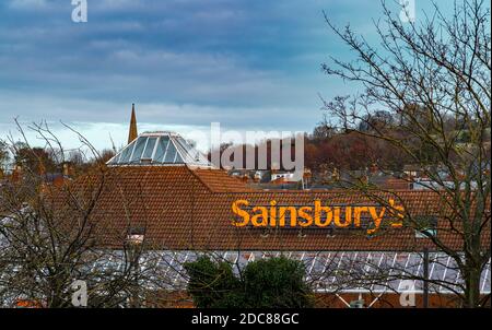 Sainsbury's Supermarkt in Grantham, Lincolnshire, UK - Blick von der Straße in Richtung Supermarkt Stockfoto