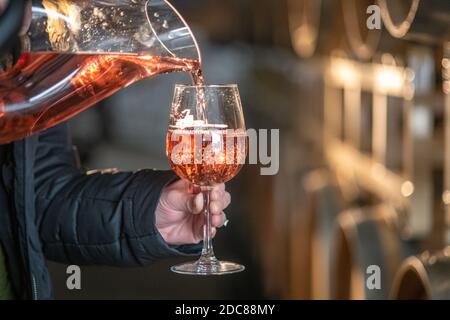 Wein wird in der Weinkellerei von Port of Leonardtown, Leonardtown, MD, gegossen. Stockfoto