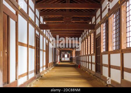 TAKAOKA, JAPAN - 30. JANUAR 2017: Ein innerer Flur des Zuiryuji-Tempels. Der Komplex stammt aus dem Jahr 1613. Stockfoto