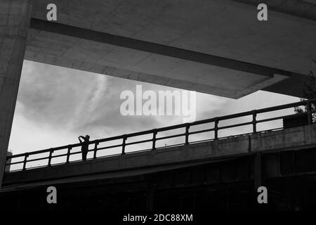 Foto einer Person, die auf der New Yorker High Line in Schwarz-Weiß fotografiert Stockfoto