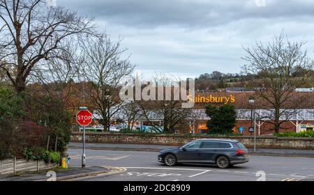 Sainsbury's Supermarkt in Grantham, Lincolnshire, UK - Blick von der Straße in Richtung Supermarkt Stockfoto
