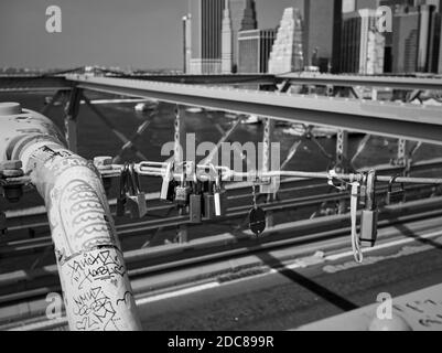 Nahaufnahme von Love Padlocks und Graffiti auf der Brooklyn Bridge, Manhattan, mit South Manhattan und dem Hudson River im Hintergrund Stockfoto