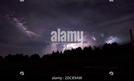 Dramatische und stürmische Nacht Himmel Landschaft mit Blitz von einem Gewitter aus dem Ätna Park ein Wahrzeichen der sizilianischen Natur und Outdoor-Tourismus Stockfoto