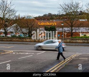 Sainsbury's Supermarkt in Grantham, Lincolnshire, UK - Blick von der Straße in Richtung Supermarkt Stockfoto