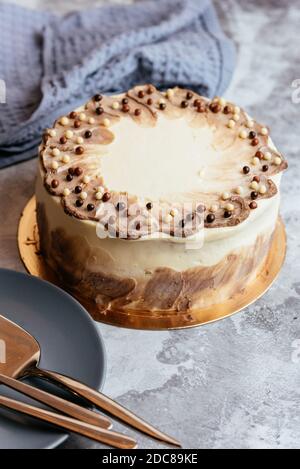 Eine Vielzahl von süßen hausgemachten Desserts auf hellem Marmor Hintergrund Stockfoto