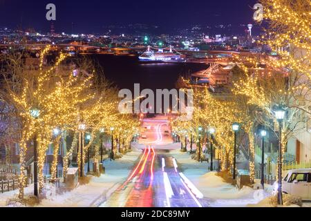 Hakodate, Hokkaido, Japan auf Hachiman-zaka Piste mit Feiertagsbeleuchtung in der Nacht. Stockfoto