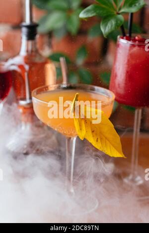 Herbstcocktails auf einem Backsteinwand Hintergrund Stockfoto