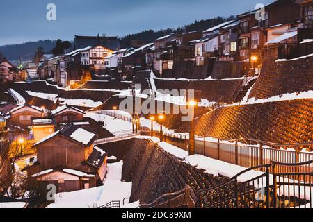 Yatsuo, Toyama, Skyline der japanischen Stadt im Winter bei Dämmerung. Stockfoto