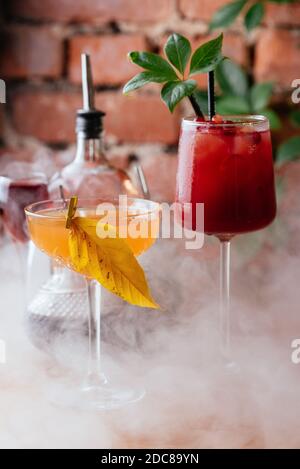 Herbstcocktails auf einem Backsteinwand Hintergrund Stockfoto