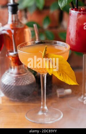 Herbstcocktails auf einem Backsteinwand Hintergrund Stockfoto