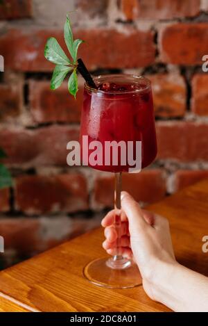 Herbstcocktails in Frauenhand Stockfoto