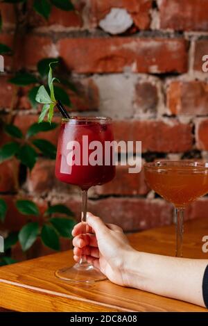 Herbstcocktails in Frauenhand Stockfoto