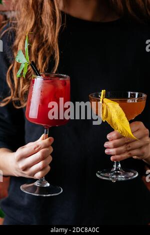 Herbstcocktails in Frauenhand Stockfoto