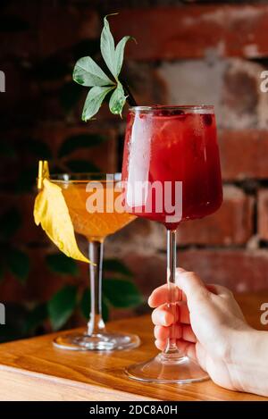 Herbstcocktails in Frauenhand Stockfoto