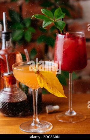 Herbstcocktails auf einem Backsteinwand Hintergrund Stockfoto