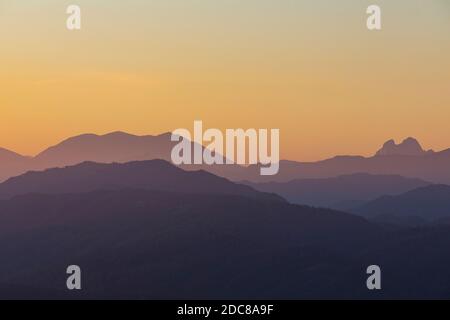 SERRA D'ENSIJA (ENSIJA RANGE) UND PEDRAFORCA (RECHTS) BEI SONNENUNTERGANG. BLICK VON SANTA MARIA DE BESORA, OSONA, BARCELONA, SPANIEN, EUROPA. Stockfoto