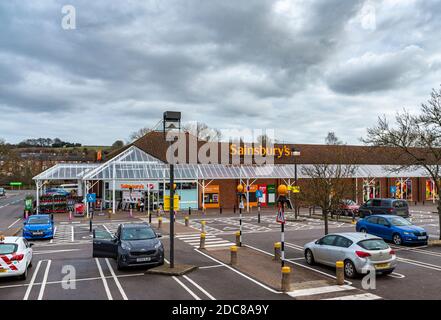 Sainsbury's Supermarkt in Grantham, Lincolnshire, UK - der Supermarkt und Parkplatz Stockfoto