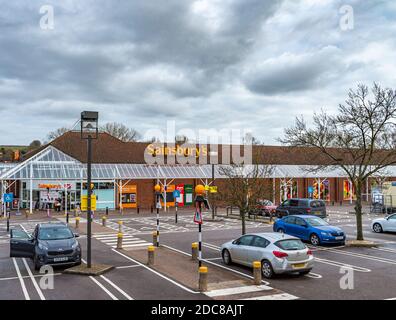 Sainsbury's Supermarkt in Grantham, Lincolnshire, UK - der Supermarkt und Parkplatz Stockfoto