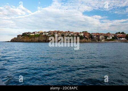 Sozopol, Bulgarien. Blick vom Meer auf die Altstadt von Sozopol, Küstenstadt bei Burgas. Moderne Villen auf einer Klippe über dem Meer. Stockfoto