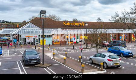 Sainsbury's Supermarkt in Grantham, Lincolnshire, UK - der Supermarkt und Parkplatz Stockfoto