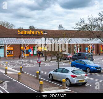 Sainsbury's Supermarkt in Grantham, Lincolnshire, UK - der Supermarkt und Parkplatz Stockfoto