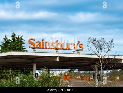 Sainsbury's Supermarkt in Grantham, Lincolnshire, UK - Schild auf dem Dach der Tankstelle Stockfoto