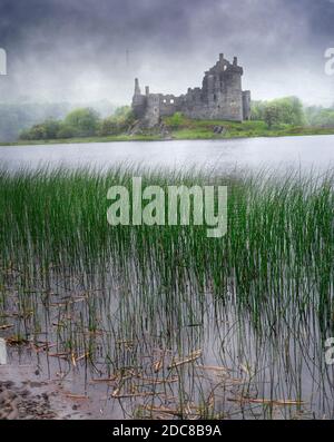 Ein nebliger Morgen neben Loch Awe mit Blick auf Kilchurn Castle, Argyll & Bute, Schottland Stockfoto