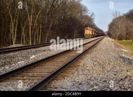 Leere Güterzugbahnen schlängeln sich durch die ländliche Landschaft Stockfoto