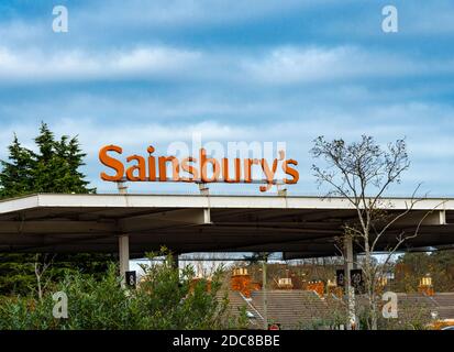Sainsbury's Supermarkt in Grantham, Lincolnshire, UK - Schild auf dem Dach der Tankstelle Stockfoto