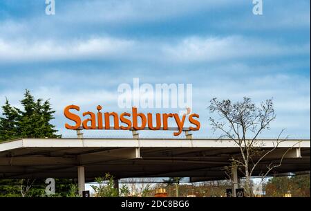 Sainsbury's Supermarkt in Grantham, Lincolnshire, UK - Schild auf dem Dach der Tankstelle Stockfoto