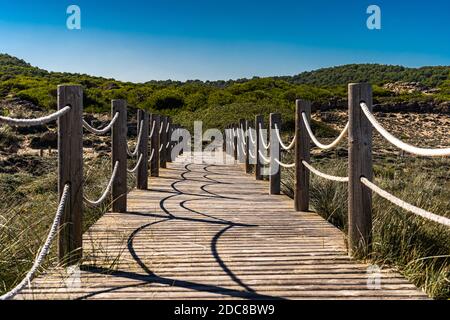 Holzsteg am Strand von Son Serra de Marina, Mallorca. Stockfoto