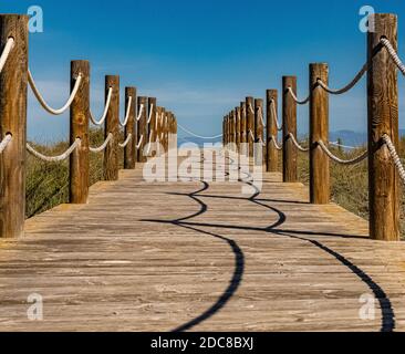 Holzsteg am Strand von Son Serra de Marina, Mallorca. Stockfoto