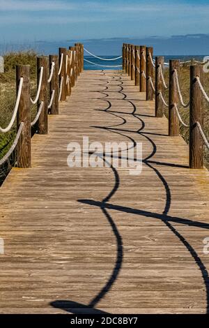 Holzsteg am Strand von Son Serra de Marina, Mallorca. Stockfoto