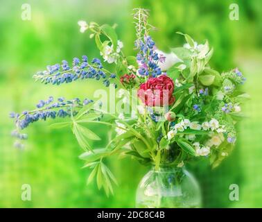 Beste große Sommer Bouquet im Glas auf grünem Hintergrund Stockfoto