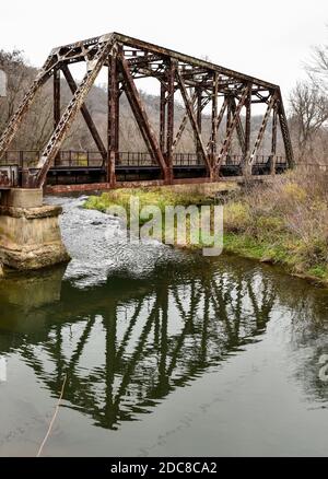 Vintage Metall und Stahl Eisenbahnbrücke in der ländlichen Landschaft Stockfoto