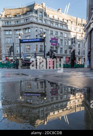 Werbung für PlayStation 5-Symbole rund um die U-Bahnstation Oxford Circus In London während der Sperre 2 Stockfoto