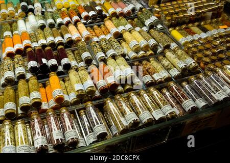 Auswahl an Gewürzen auf dem La Boqueria Markt in Barcelona. Spanien. Stockfoto