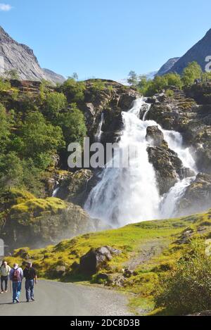 Der Kleivafossen Wasserfall auf der Briksdalselva, der aus Schmelzwasser des Briksdal Gletschers gebildet wird Stockfoto