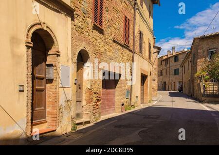 Wohngebäude im historischen mittelalterlichen Dorf Vescovado di Murlo in der Provinz Siena, Toskana, Italien Stockfoto