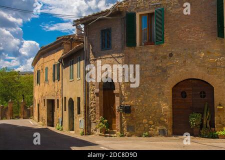 Wohngebäude im historischen mittelalterlichen Dorf Vescovado di Murlo in der Provinz Siena, Toskana, Italien Stockfoto