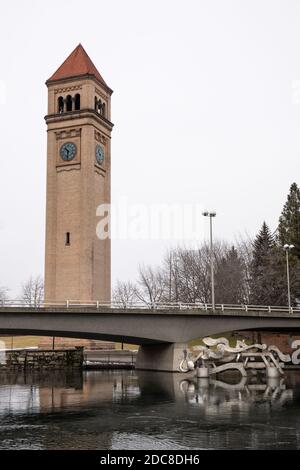 Uhrturm und Brücke über den Fluss im City Park Stockfoto