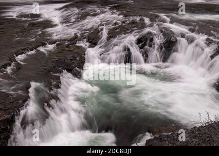 Nahaufnahme der kleinen Wasserfälle im Fluss Stockfoto