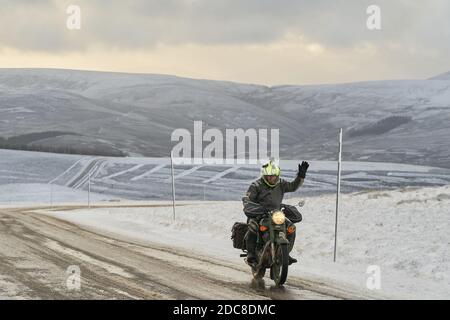 The Lecht, Aberdeenshire, Großbritannien. November 2020. VEREINIGTES KÖNIGREICH. Biker Richard Niven fromm Edinburgh liebt den Schnee auf seinem Fahrrad. Er reist durch die ganze Welt und campt draußen, auch unter eisigen Bedingungen. Quelle: JASPERIMAGE/Alamy Live News Stockfoto