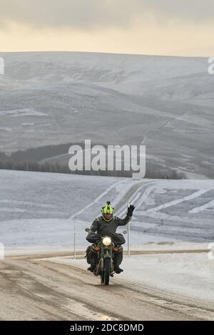 The Lecht, Aberdeenshire, Großbritannien. November 2020. VEREINIGTES KÖNIGREICH. Biker Richard Niven fromm Edinburgh liebt den Schnee auf seinem Fahrrad. Er reist durch die ganze Welt und campt draußen, auch unter eisigen Bedingungen. Quelle: JASPERIMAGE/Alamy Live News Stockfoto