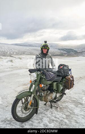 The Lecht, Aberdeenshire, Großbritannien. November 2020. VEREINIGTES KÖNIGREICH. Biker Richard Niven fromm Edinburgh liebt den Schnee auf seinem Fahrrad. Er reist durch die ganze Welt und campt draußen, auch unter eisigen Bedingungen. Quelle: JASPERIMAGE/Alamy Live News Stockfoto