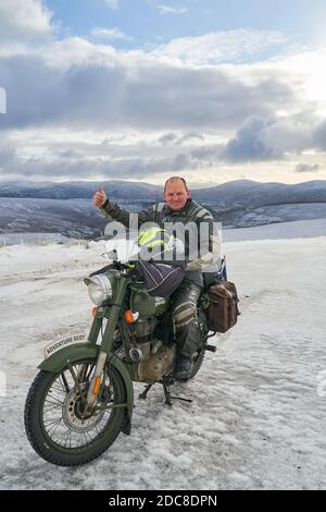 The Lecht, Aberdeenshire, Großbritannien. November 2020. VEREINIGTES KÖNIGREICH. Biker Richard Niven fromm Edinburgh liebt den Schnee auf seinem Fahrrad. Er reist durch die ganze Welt und campt draußen, auch unter eisigen Bedingungen. Quelle: JASPERIMAGE/Alamy Live News Stockfoto