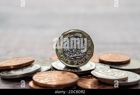 Britische 1-Pfund-Münze auf einem Haufen anderer britischer Münzen. Stockfoto