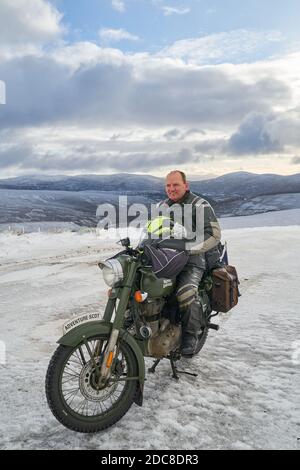 The Lecht, Aberdeenshire, Großbritannien. November 2020. VEREINIGTES KÖNIGREICH. Biker Richard Niven fromm Edinburgh liebt den Schnee auf seinem Fahrrad. Er reist durch die ganze Welt und campt draußen, auch unter eisigen Bedingungen. Quelle: JASPERIMAGE/Alamy Live News Stockfoto