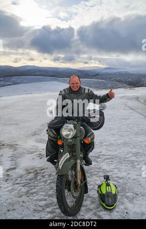 The Lecht, Aberdeenshire, Großbritannien. November 2020. VEREINIGTES KÖNIGREICH. Biker Richard Niven fromm Edinburgh liebt den Schnee auf seinem Fahrrad. Er reist durch die ganze Welt und campt draußen, auch unter eisigen Bedingungen. Quelle: JASPERIMAGE/Alamy Live News Stockfoto